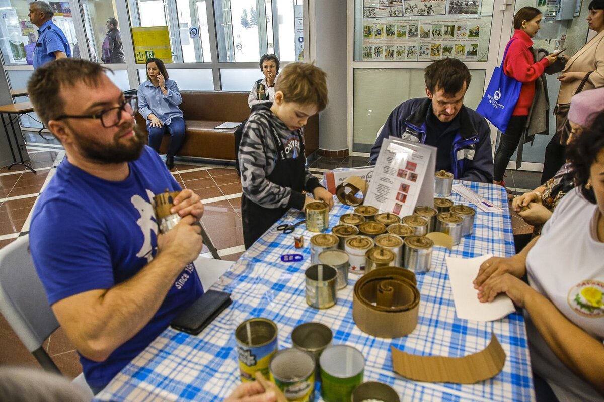    Жители Ханты-Мансийска в День Весны и Труда изготовили окопные свечи для передовой