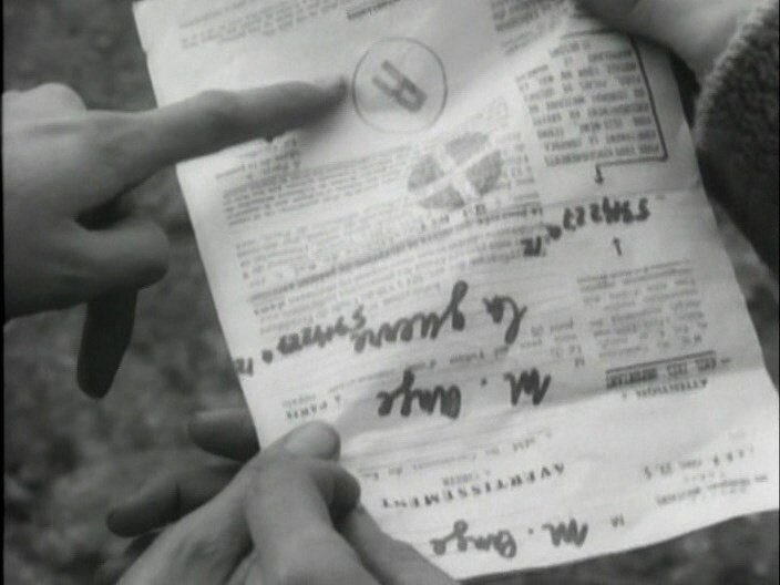 Призывник не понимает, что читает "письмо от короля" вверх ногами. 