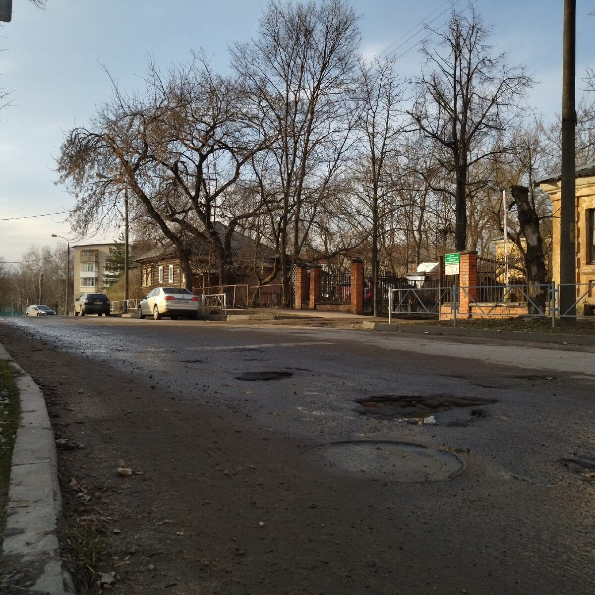 В Великие Луки пришла весна: власти города проводят ремонт дорог и зданий |  Писатель, поэт, журналист и ресторанный критик | Дзен