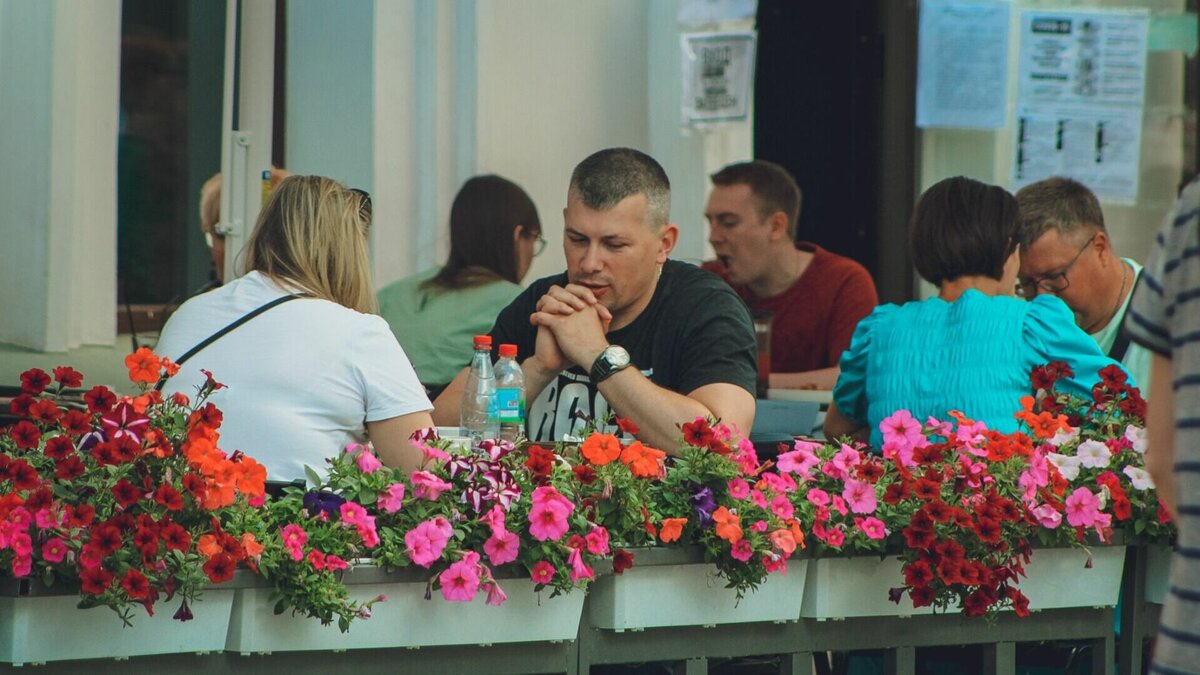     В Госдуме предложили ввести «налог на развлечения» для россиян, посещающих рестораны и кафе. Граждан планируют обязать выплачивать ресторанный сбор в размере 1% от стоимости чека, а собранные средства направлять на нужды участников СВО.