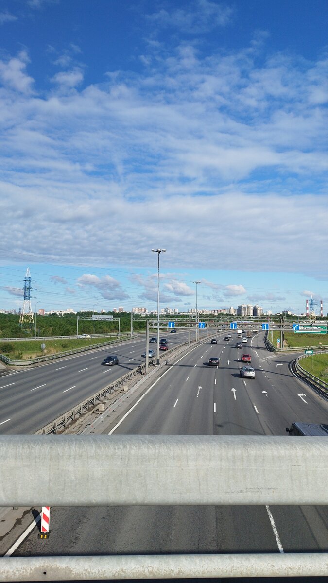 На Пискаревском путепроводе. Вдалеке виднеется район "Гражданки". Погода "шепчет и пока еще нежно") 