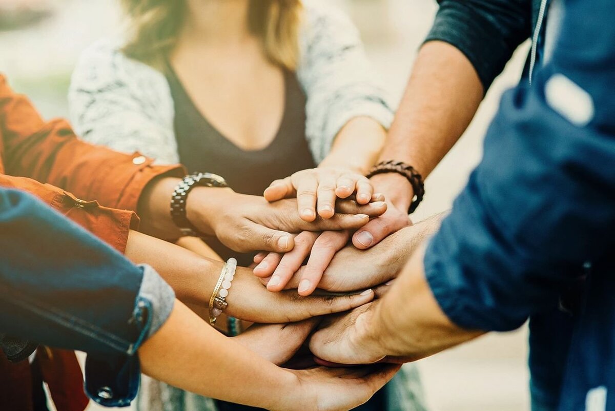 Фото: https://mykaleidoscope.ru/x/uploads/posts/2022-09/1663340830_1-mykaleidoscope-ru-p-druzhba-v-kollektive-pinterest-1.jpg