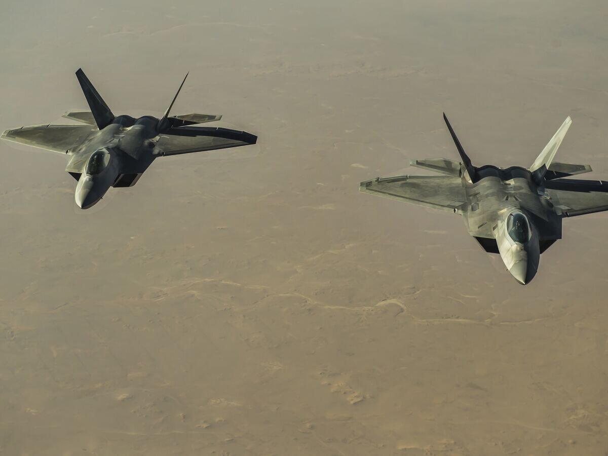    Американские истребители F-22 Raptor над территорией Сирии© Фото : U.S. Air Force / Staff Sgt. Trevor T. McBride
