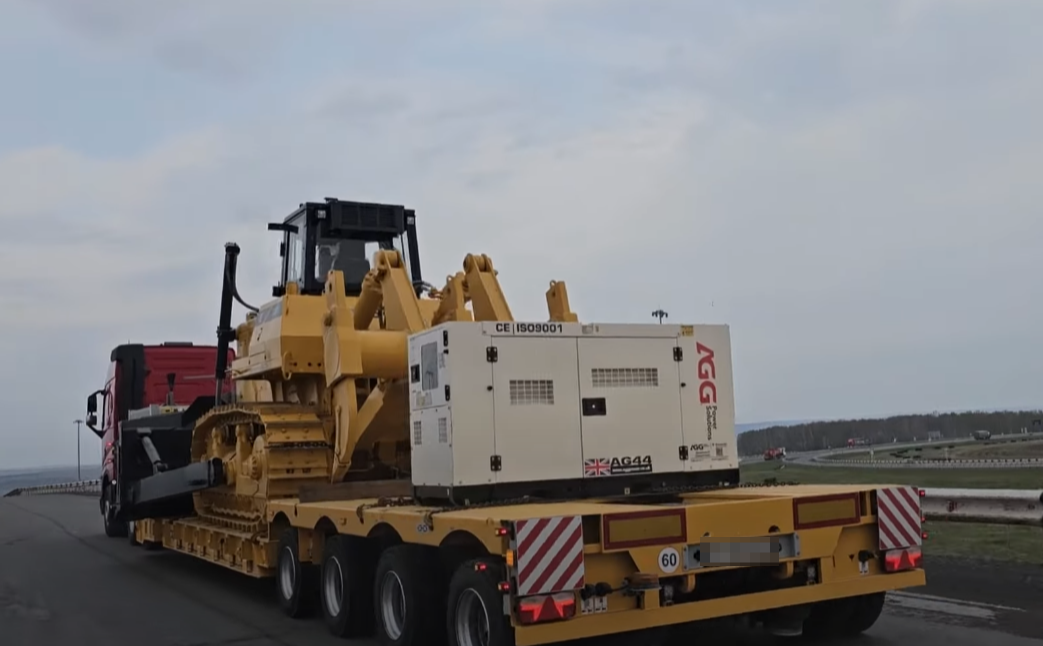 Перевозка гусеничного бульдозера тралом