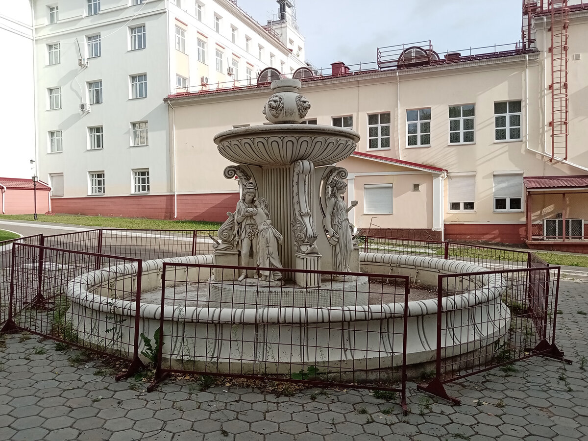 Фонтан с красивыми скульптурами. Нерабочий и разваливающийся, увы (в целости только эти две фигуры из четырёх).