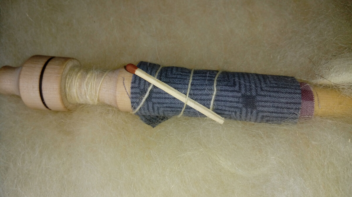 осваиваем  оренбургское опорное веретено. Для паутинок покупала, совсем тоненькую ниточку лучше на нём прясть.