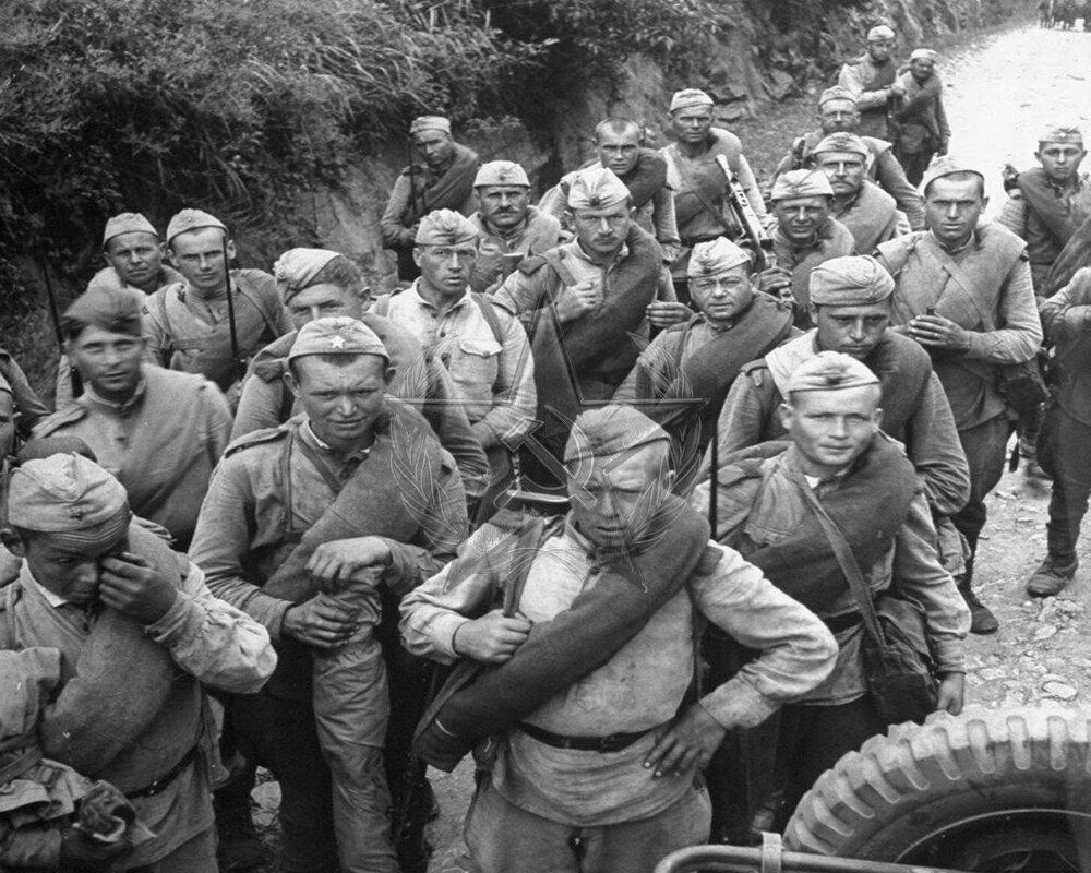 Советские солдаты.