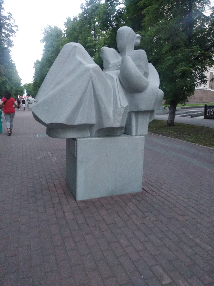 есть в Уфе улочка на которой стоит много новых архитектурных объектов.