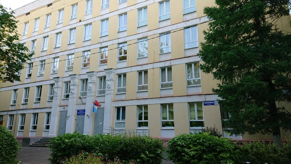 Вот примерно такой была школа до ремонта (на фото не она, а однотипное образовательное учреждение). Как видите, ремонтники умудрились ещё и барельефы уничтожить (на первом фото их уже нет, как и каштанов). (Яндекс Картинки)