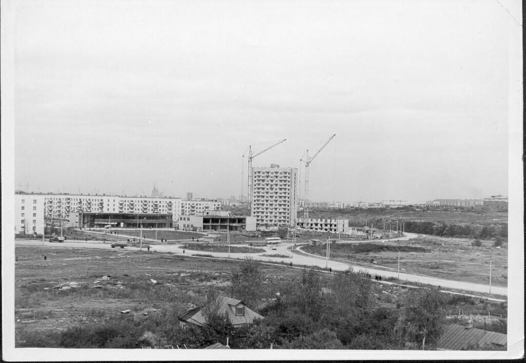 Вид на строящийся магазин "на горке". Фотография 1968 года. Сделана с балкона 6-го этажа дома 3 к5 по Веерной. Источник http://www.meshkov.narod.ru/history/gallery.htm.