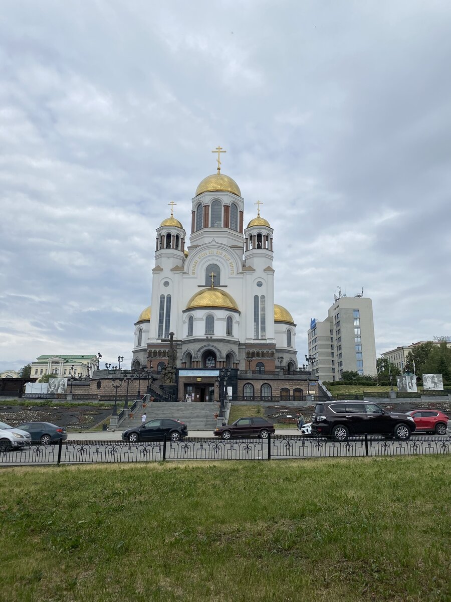 Вид на храм со стороны реки Исеть, Царская улица