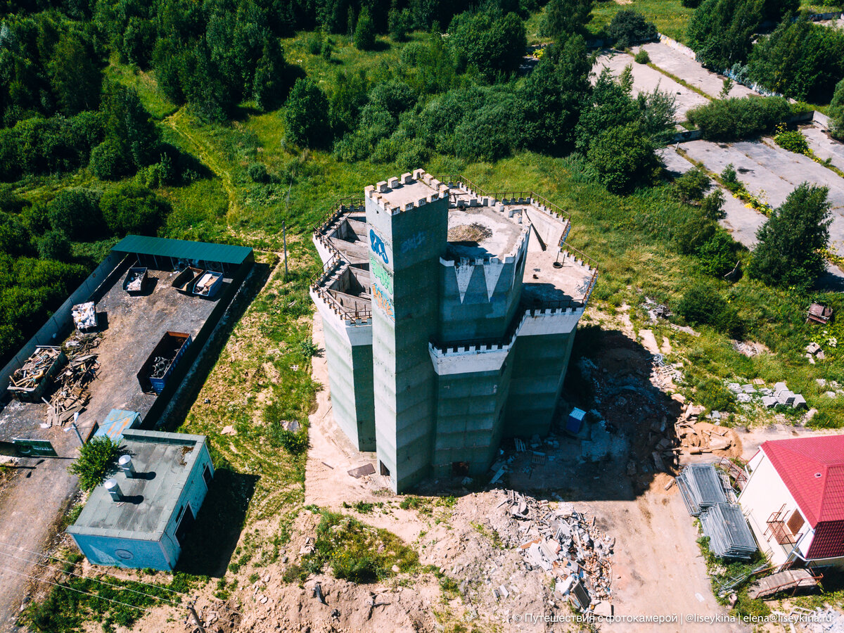 Заброшенный "замок" без окон. Друзья удивились, узнав, зачем его ...