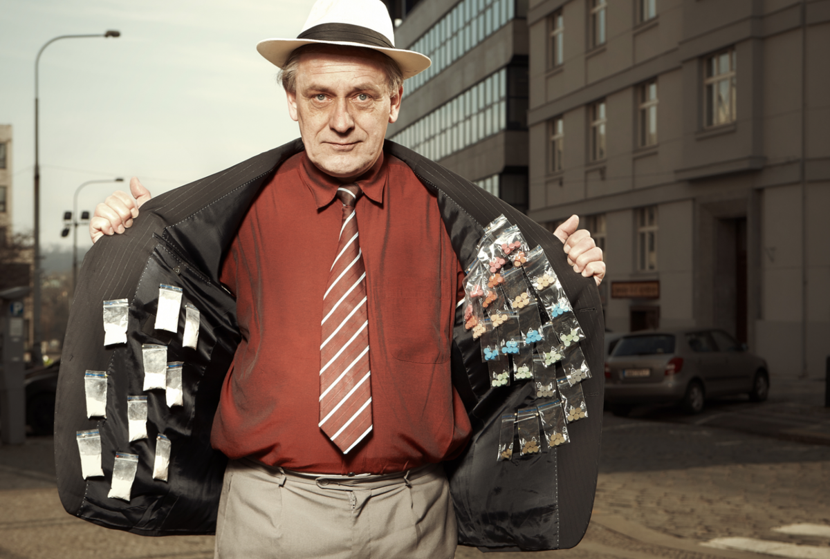 Человек в куче вещей. Как называют людей которые. Человек который использует других в своих целях. Реклама инфоцыган. Креативный юмор.