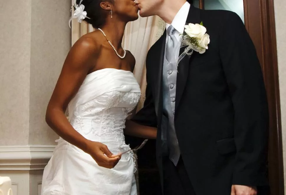 Негритянки двое. Свадьба с чернокожим. Межрасовые браки. Интернациональная свадьба. Брак с иностранцем.