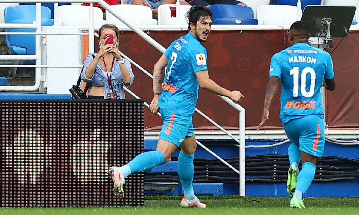 Азмун празднует второй гол