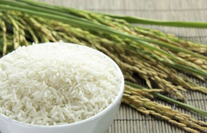 Когда мы готовим для себя или близких, хочется подарить им не только гастрономическое удовольствие, но и запас витаминов и других полезных веществ. А в условиях сегодняшней действительности это сделать не так-то и просто. И ведь дело не всегда заканчивается на испорченных или просроченных продуктах: бывает, купишь пачку риса для плова, а во время варки он откровенно воняет…пластмассой. Поэтому важно уметь проверять крупу, чтобы случайно не накормить себя и своих родных опасной синтетикой. Вашему вниманию действенных способов, с помощью которых можно легко распознать поддельный рис.