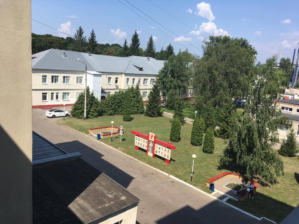 Вот такой прекрасный вид в коридоре из окна. Правда, гулять нам не дают - вирус не дремлет(