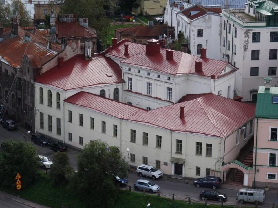 Северный Вал, 5. Уцелело только левое крыло здания