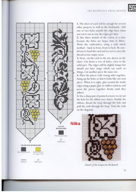 Двухцветная вышивка мне нравится больше, она как-то колоритней. Насколько я поняла, на ней изображены гроздья винограда.