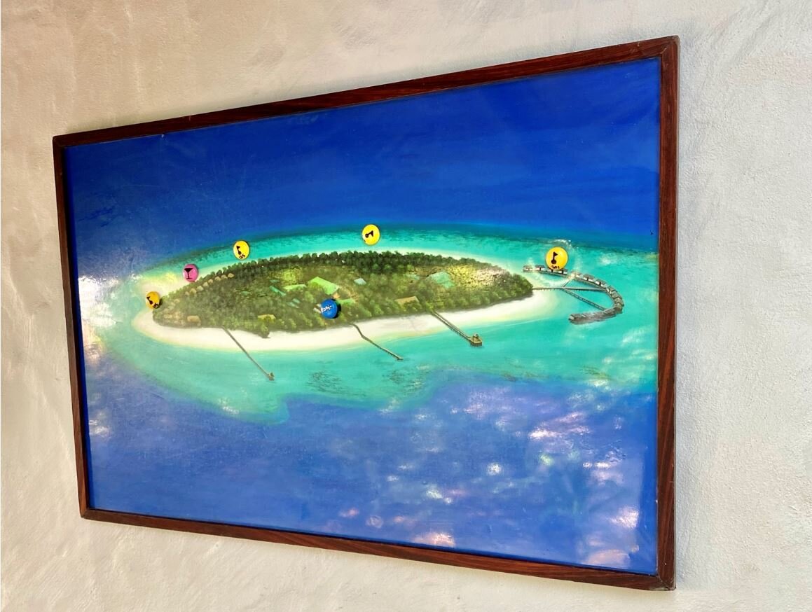 Так выглядит остров ритхи с высоты птичьего полета. Фото в рамке сфотал автор.