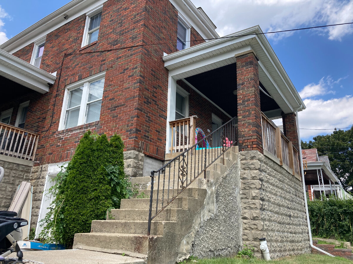 Снаружи классический американский дом выглядит как в кино (фото автора)