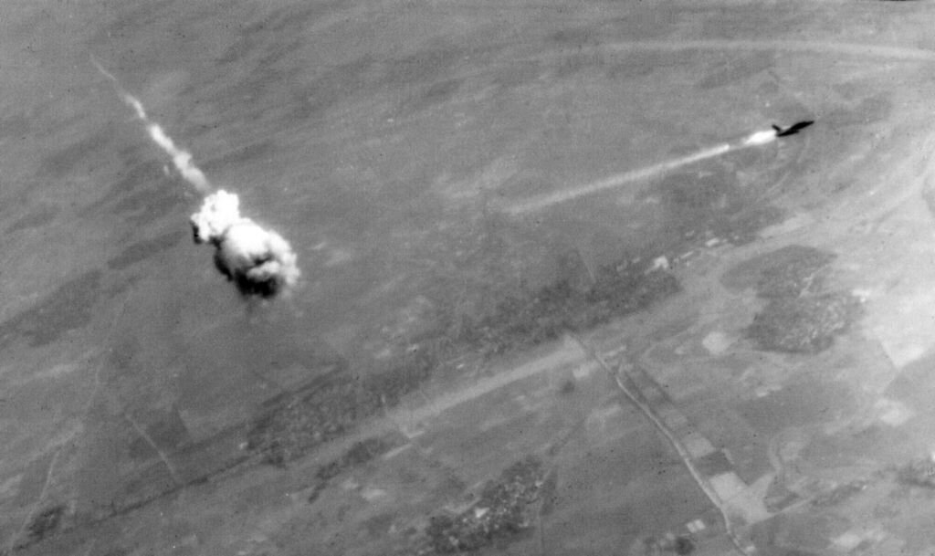 На фото изображен подрыв ракеты, правда, зенитной. Пилот F-105 погиб от поражения осколками