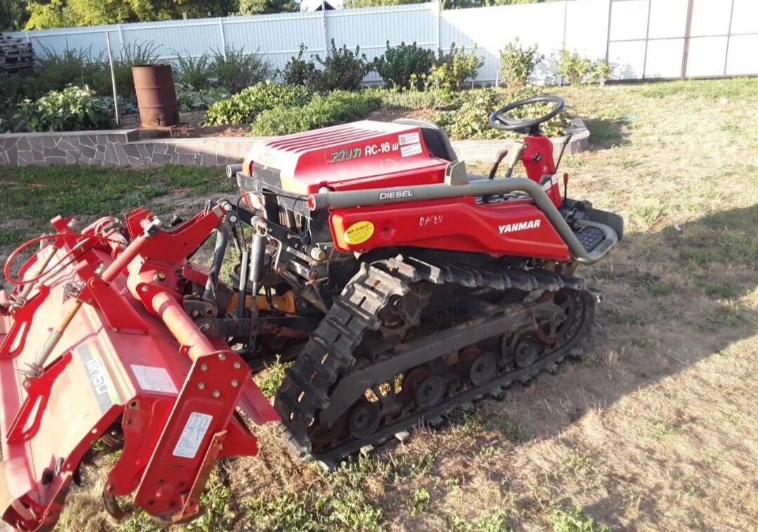 японский гусеничный минитрактор. японский гусеничный минитрактор. Iseki tpc15. японский гусеничный минитрактор. гусеничный минитрактор yanmar ac-10.