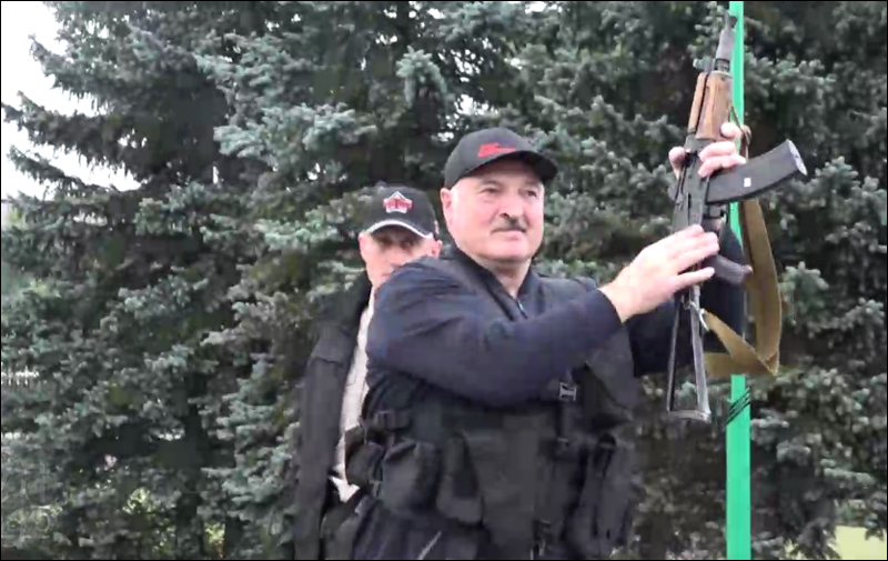 Лукашенко открыл "второй фронт" против Украины
