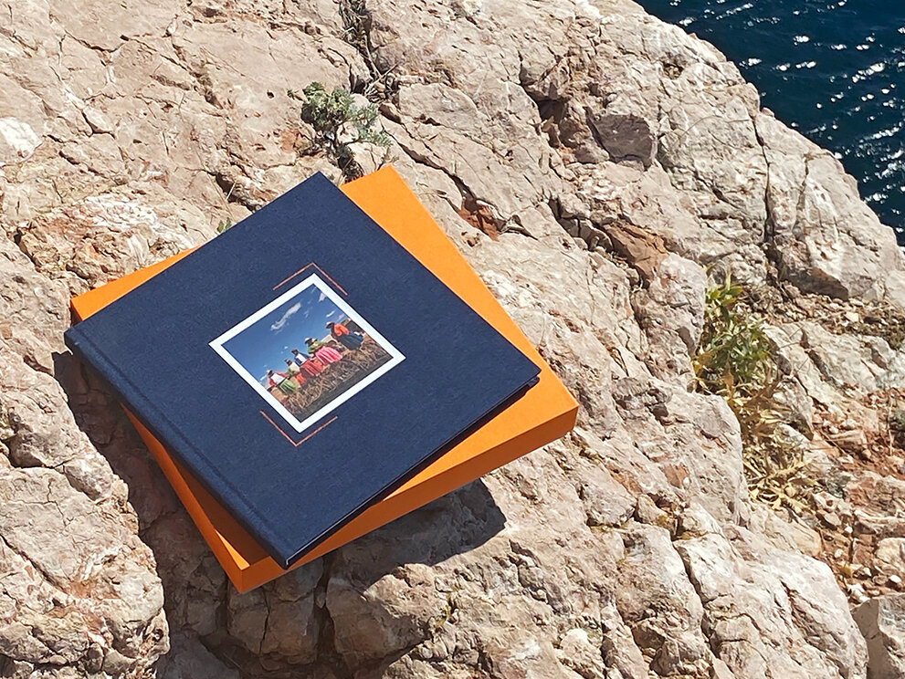 Фотокнига в обложке из ткани с фотоокном