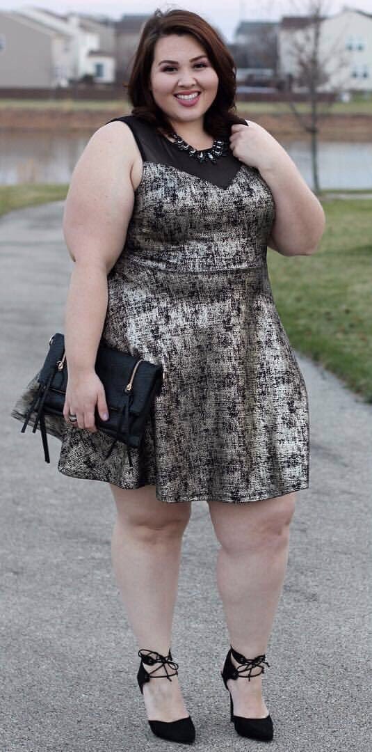 Ужасно? На мой вкус, нет - симпатичная женщина радуется жизни, а улыбка важнее длины юбки и формы ног.