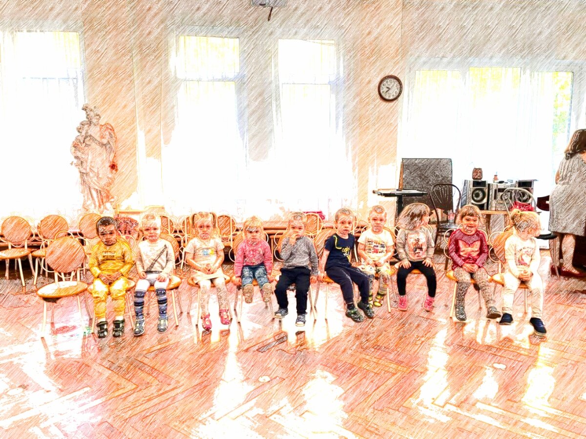 Музыкальное занятие в садике. Ходит в сад около 10 человек из 31-го списочного. Медсестра всех отбраковывает...