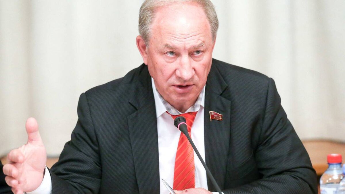 Безусловно, как распределялись роли в группе: Рашкин - Гношев, покажет расследование. Здесь может выясниться много отягчающих обстоятельств. Кого они убили, самку лося или самца. Было ли использовано служебное положение Рашкина или других лиц. Обстоятельств для выяснения достаточно. У следствия есть чем заняться. Это серьёзное преступление. И это только то, что случайно стало известно. А что еще скрывает депутатский мандат Рашкина?

То коммунист Левченко медведя в спячке убивает, теперь пьяный Рашкин - лося. Конец веревочки нашёлся…