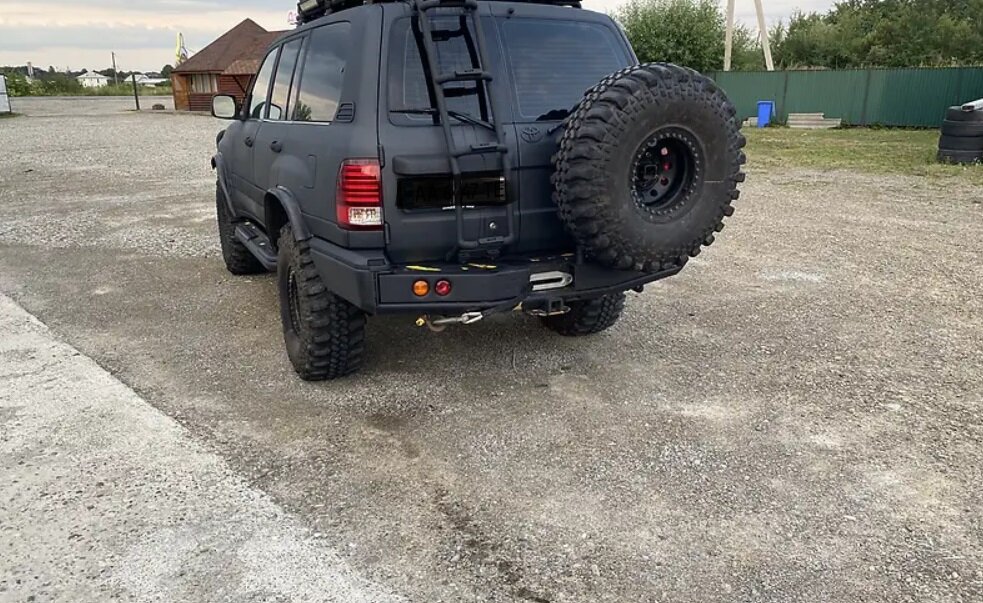 Такой Ленд Крузер легко отличить от обычной "сотки" по корме.