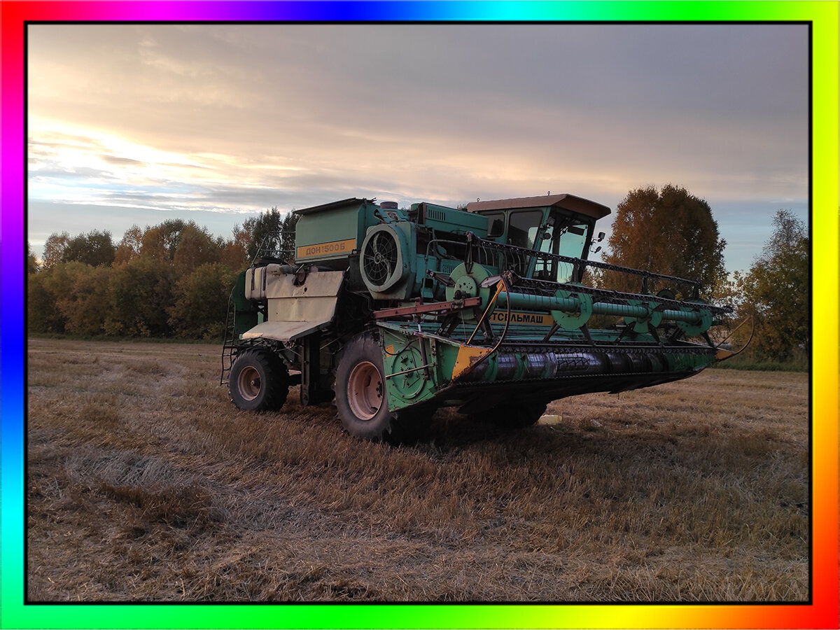 Путешествие на автомобиле. Остановка около комбайна.