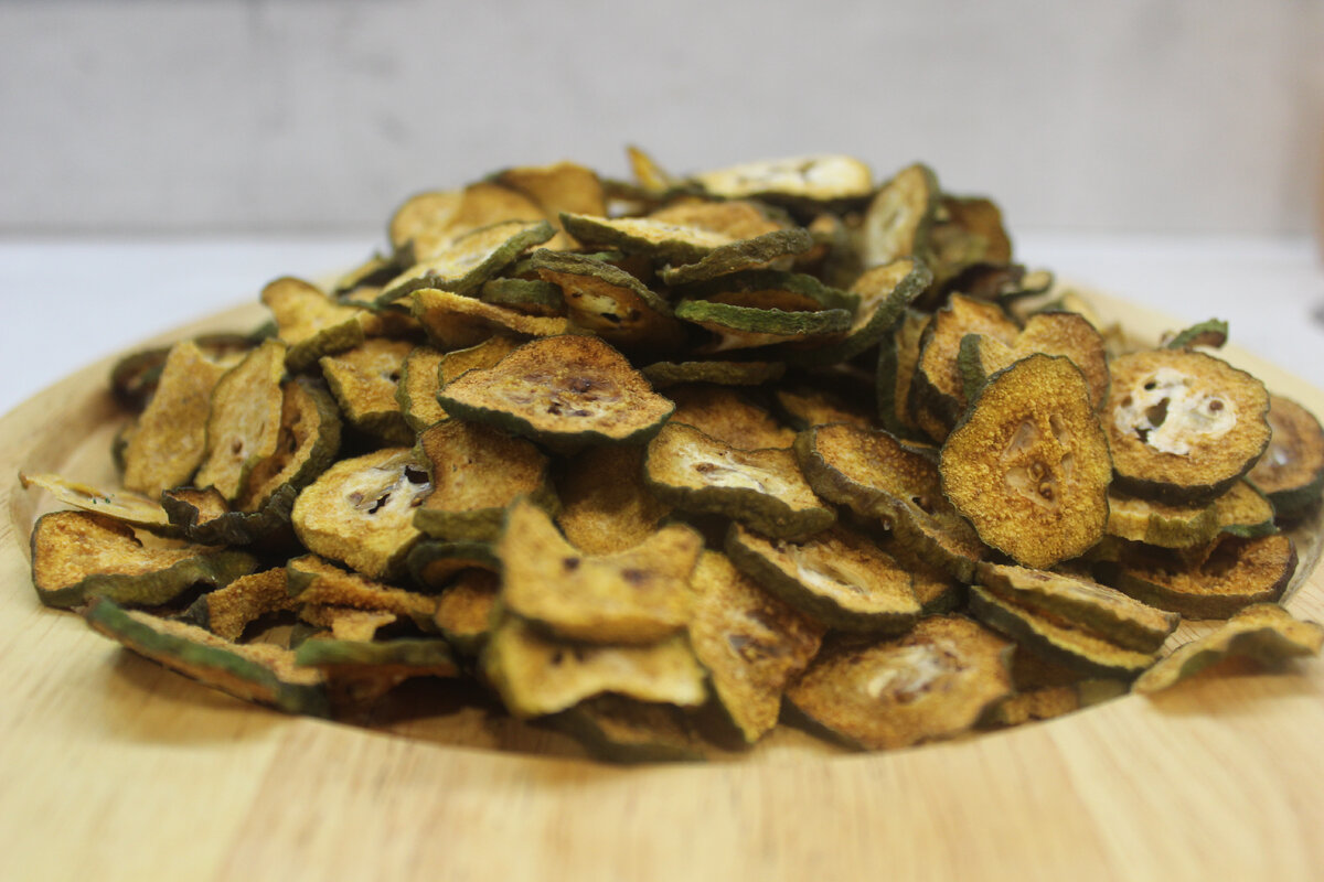 Высушенное фейхоа - ароматное, сладкое, хрустит.