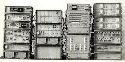 Вот она, секретная, в то время, станция. Для настройки мне достался тяжеленный, 19-ти килограммовый блок (верхний, в левой стойке). 