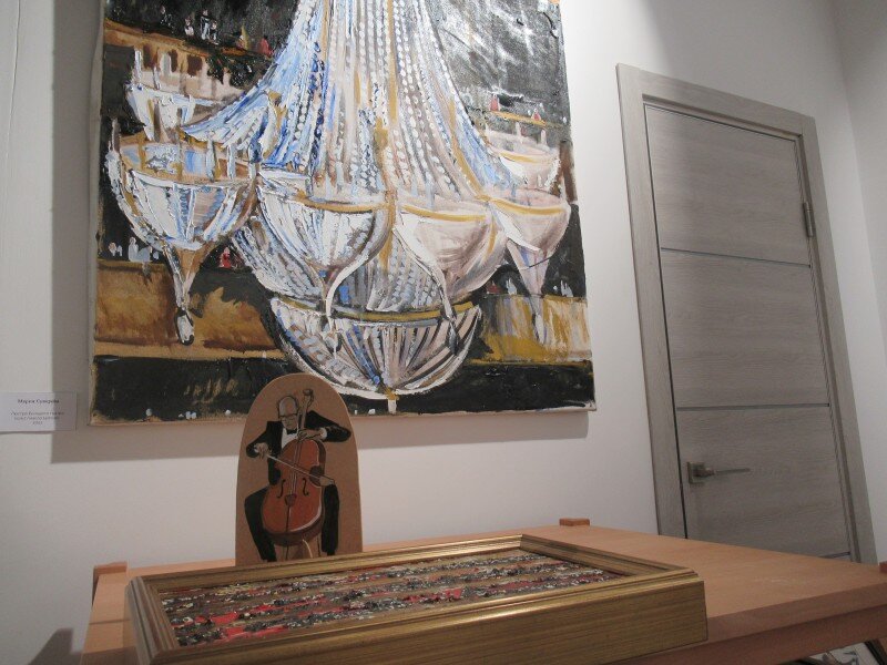 Кураторами выставки выступили Юлия Амбарцумян (галерея «Вместе») и Андрей Яковцев (Большой театр).