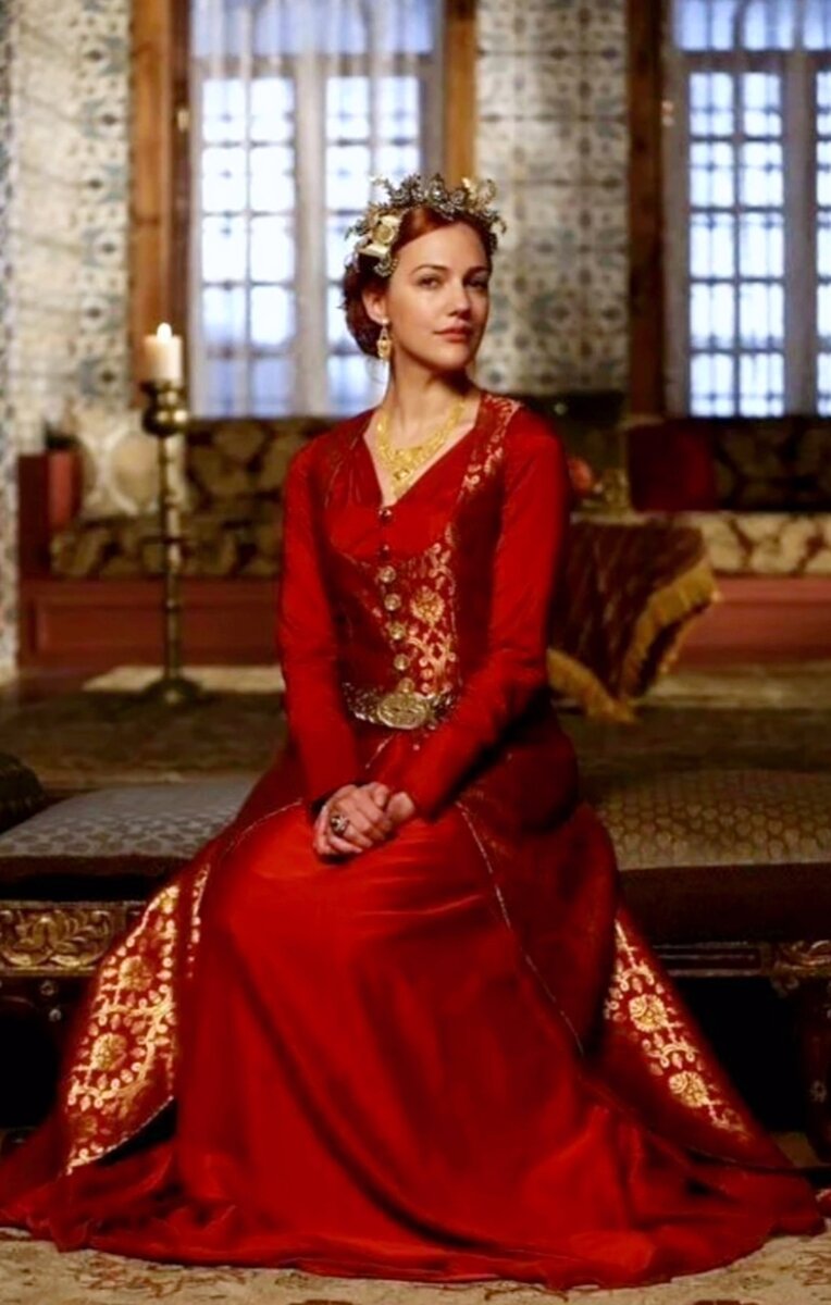 Хюррем Султан в красном платье. Фото взято из источников Яндекса.