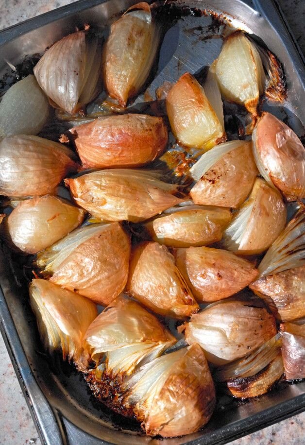 Режем на четыре части и печем. 