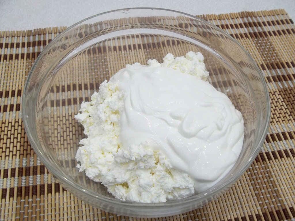 Уже несколько месяцев не ем творожки. Не знаю случайность это или нет, но жир больше не накапливается, а только уходит. 
2) Квашеная капуста  Этот продукт я тоже употреблял достаточно долгое время. По этой причине отказаться от него было не просто. 
Ведь капуста была единственной добавкой, которая улучшала вкус любого блюда, в которое я ее добавлял. 
Но как говорится всему есть своя цена. 
Что стало основной причиной отказа от квашеной капусты? 
Соль, много соли, от избытка которой у меня потом повылезали отеки на животе, лице и шее. 
Почему я был уверен, что отеки стали последствием соли? Да потому что я знал, что соль задерживает воду в организме, тем самым образуя отеки, которые мы принимаем за жир. 
