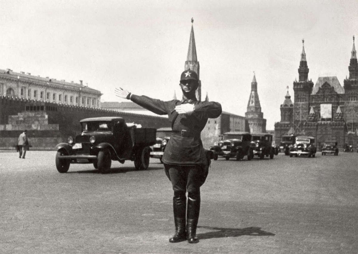 30 е июня. Москва 1935 год. Регулировщик Москва 30-е годы. Москва 1935 год красная площадь. Постовые милиционеры 1930.