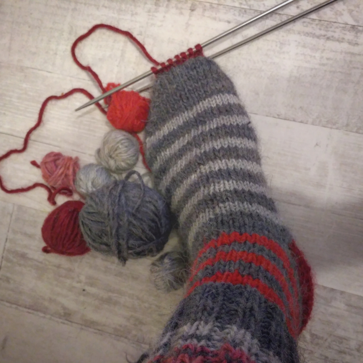 Когда я первый раз увидела чулочные спицы другого, нежели из детства размера, то не поверила своим глазам. А потом безудержно вязала ими носки из толстой пряжи, это было так легко, аж не верилось (фото из личного архива)