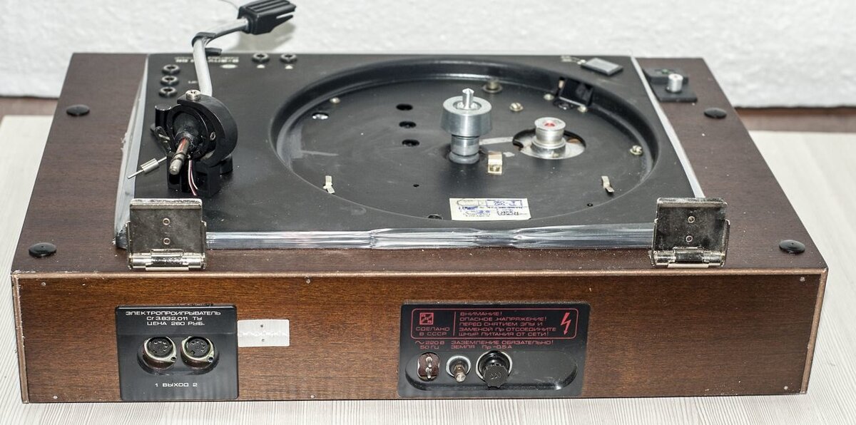 Проигрыватель в транспортировочном состоянии (без диска и резиновой накладки), вид сзади сверху