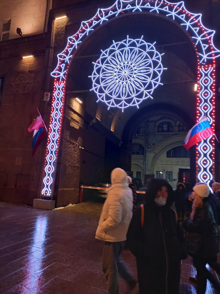 Гигантские снежинки на Тверской