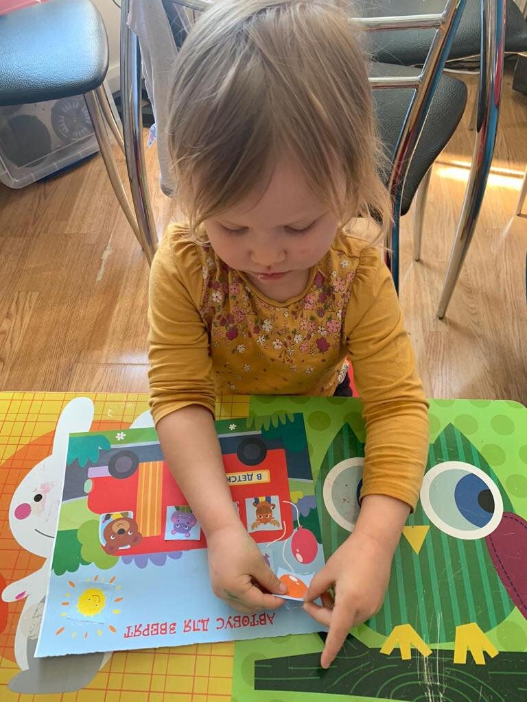 Здесь клеит наклейки дома. Но тоже самое можно делать и в самолете.