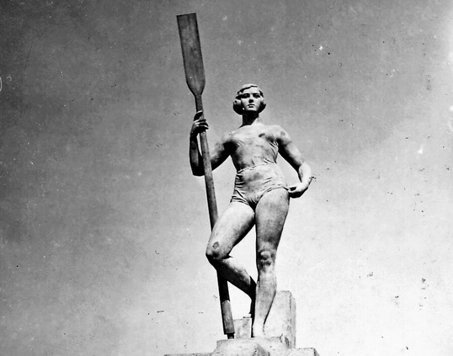 Девушка с веслом