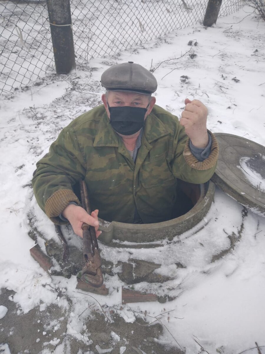 По телевизору, некоторые личности ,глумятся над теми за счёт которых  и трудом которых пользуются. Нахапали бабок часто грязным и криминальным способом и теперь куражатся над нами .По моему я нашёл способ как их немножко отрезвить и написал стихи.Пусть посмотрят и почитают,что и из себя представляют.                                                           Способ этот заключался в описании их насквозь  пропитанной грязью и дерьмом душонки при помощи стиха.Но-обломался я.Потому ,что дзен оказывается  стихотворную форму не воспринимает,поэтому получилась самая настоящая белиберда:строки перепутались,как   в барабане лототрона ,в такой каше нельзя было ничего понять,а я ведь так старался и стихи ,по моему были неплохими.Раскрою их  суть прозой.                                                                 Все чаще с экранов телевидения  можно слышать в адрес простого работяги оскорбительные слова,называют нищебродами  и брезгуют нами.А кто?Да в основном те, кто,видите ли считают себя элитой общества.                                                                           И кто же это:разного рода проститутки ,некоторые жёны богатеев и особенно те ,кто жела- ют ими стать и прочие швали.Противно смотреть на них:понакачали себе губы,в жопу и в сиськи напхали  силикону- ну ничего естественного.Таким образом хотят покорить толсто- сумов,чтобы пользоваться их деньгами.                                                                                        И ведь, некоторые из них, ведутся на это дело.А ведь тогда проще и,главное, значительно дешевле,купить в Японии силиконовую жену-робота -причём под свой вкус и запросы.           Что мня заставило писать всё это? Недавно одна из таких полу-силиконок,по центральному телевидению, наглым образом оскорбила людей моей профессии-сантехников,присовокупив:Замуж  за сантехника,да никогда.Привожу ответ ей из своего тиха ":А ты думала ль,зараза,что с такою как ты мразью,наш сантехник даже рядом с...ть не сядет,а не то чтоб поколенье от тебя производить."                                                                 Ещё я написал что было бы если б не было такой профессии:"Вы представьте,на минутку,- Нет сантехников.И где Вы окажитесь? Правильно,по уши в дерьме. Ни воды тебе напиться ,      Ни погреться,ни умыться.  Ни нужду свою исправить.Ни еды себе сварить."                           Ещё я предлагал её "телепортировать в средневековье"что бы насладиться жизнью без сантехнических удобств.Шляпу тогда придумали ,чтобы защитить голову от дерьма и помоев,которые выливали из окон ,прямо на узкие улицы.                                                                      Ответ этим    .......... (в матерном русском жаргоне нет подходящего слова)Может мы и нищеброды денежные,а вы нищебродки душевные.Такое наше мнение.Правильно рабочий люд?            Если считаете  что прав я,то ставьте лайки и подписывайтесь. Ну а если нет ,то терпите подобные  высказывания и подлизывайте их ...........у. Не обессудьте,но я тогда не с вами.            Посмотрим толи Ваш, толи не Ваш       (николаюшка)                                                                                                                                                                                                                                                                                                                                                                                                                                                                                                                                                                                                                                                                                                                                                                                                                                                                                                                                                                                                                                                                                                                                                                                                                                                                                                                                                                                                                                                                                                                                                                                                                                                                                                                                                                                                                                                                                                                                                                                                                                                                                                                                                                                                                                                                                                                                                                                                                                                                                                                                                                                                                                                                                                                                                                                                                                                                                                                                                                                                                                                                                                                                                                                                                                                                                                                                                                                                                                                                                                                                                                                                                                                                                                                                                                                                                                                                                                                                                                                                                                                                                                                                                                                                                                                                                                                                                                                                                                                                                                                                                                                                                                                                                                                                                                                                                                                                                                                                                                                                                                                                                                                                                                                                                                                                                                                                                                                                                                                                                                                                                                                                                                                                                                                                                                                                                                                                                                                                                                                                                                                                                                                                                                                                                                                                                       