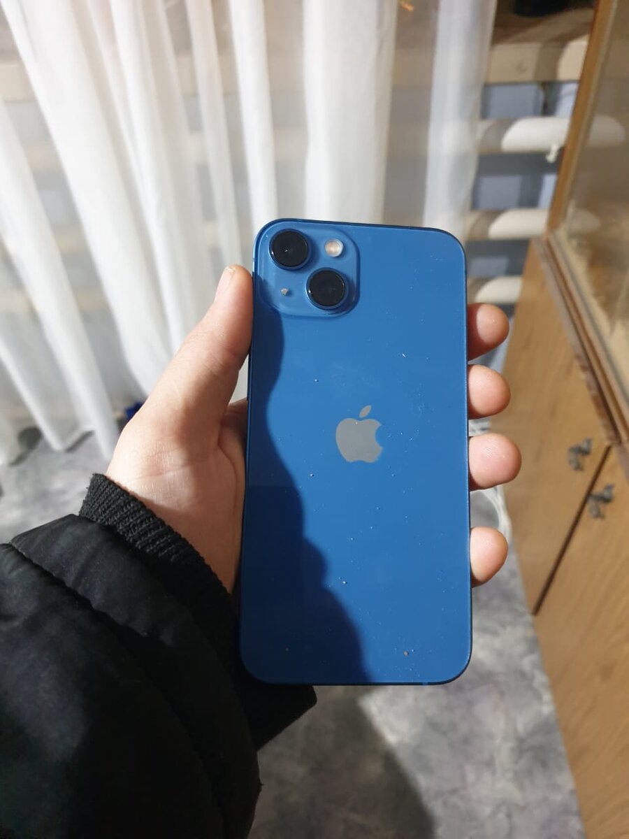 Внешний вид Айфона 13 в синем цвете