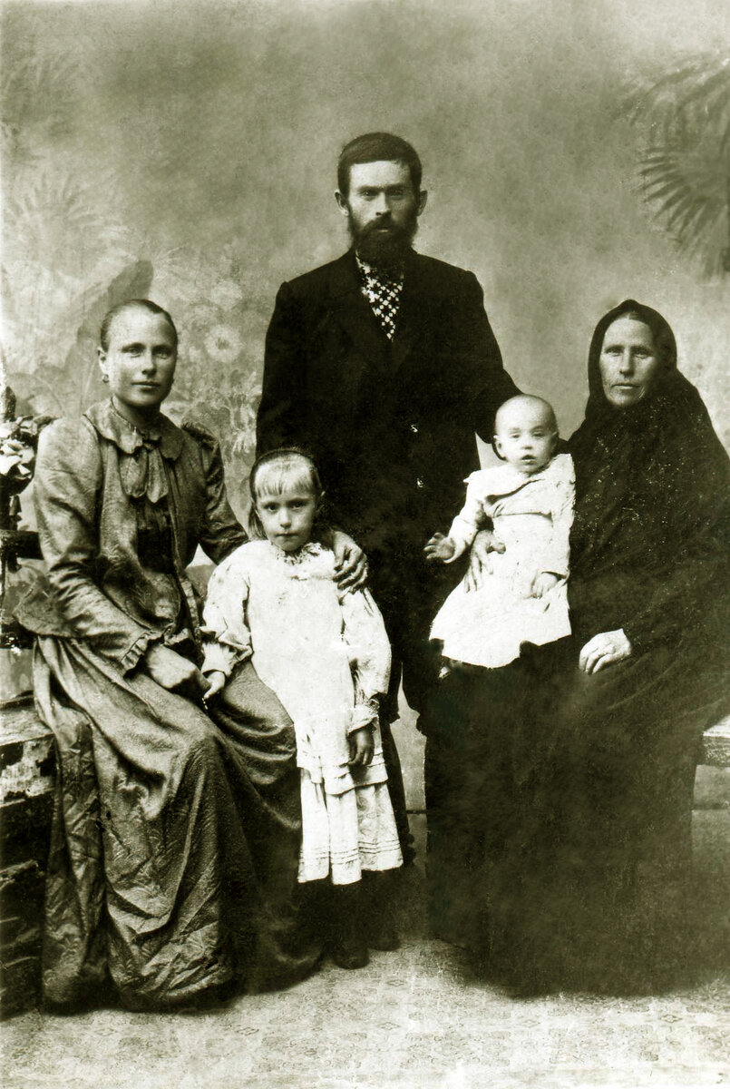 Василий Штибен (1973-1922) с семьей. Фото 1902 года