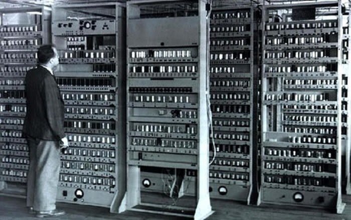 ЭВМ середины XX века. Источник: https://hi-news.ru/eto-interesno/kak-eto-rabotaet-mashinnyj-perevod.html